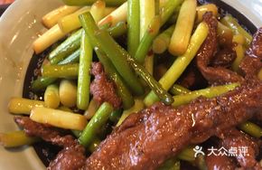 Stir-Fried Chicken Strips with Garlic Greens