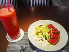 黑椒吞拿鱼沙拉-卡普里披萨·牛扒·下午茶