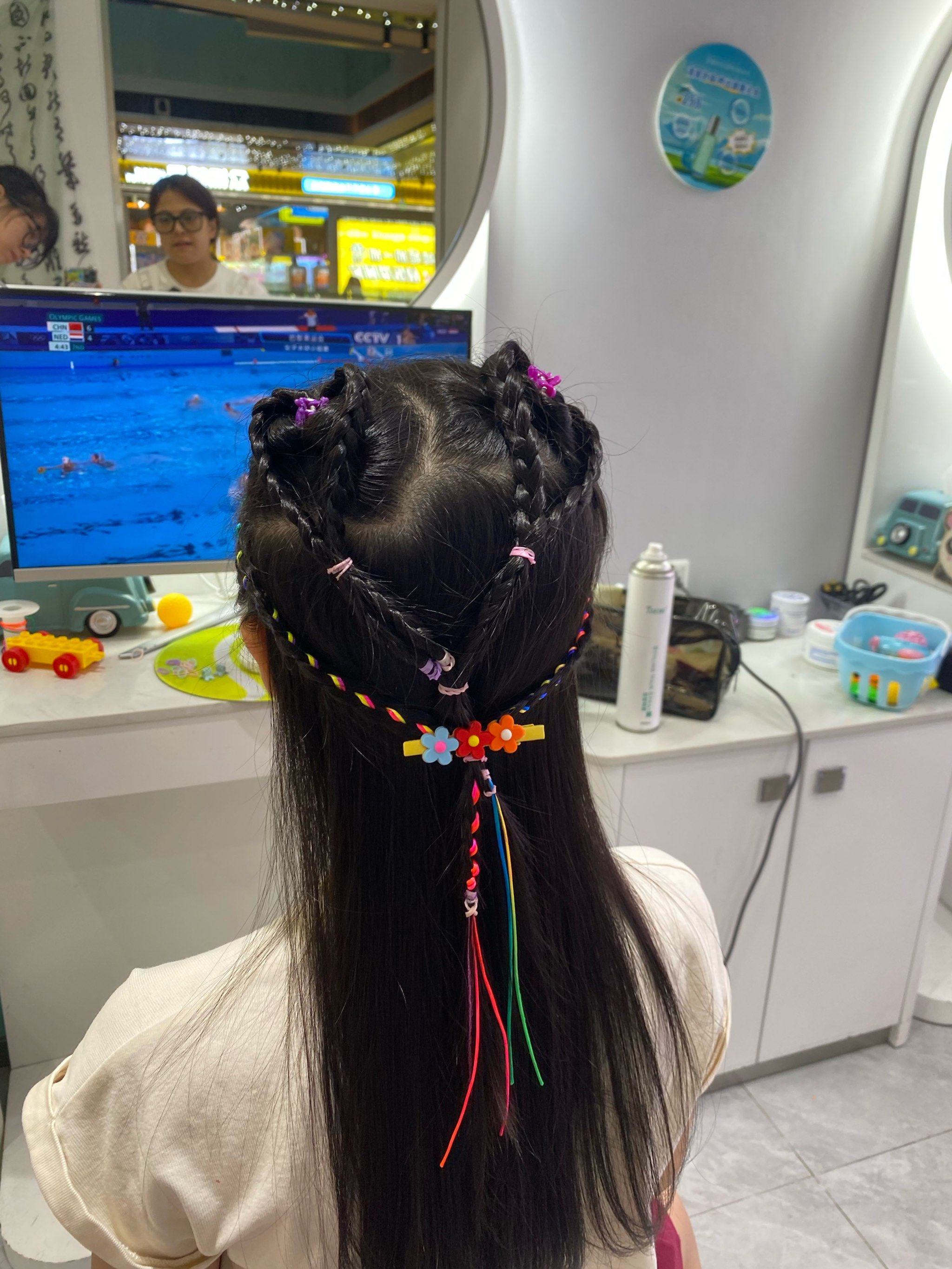 假期准备出去玩来弄个编发剪完发型师姐姐给编了一个发型可以出去玩