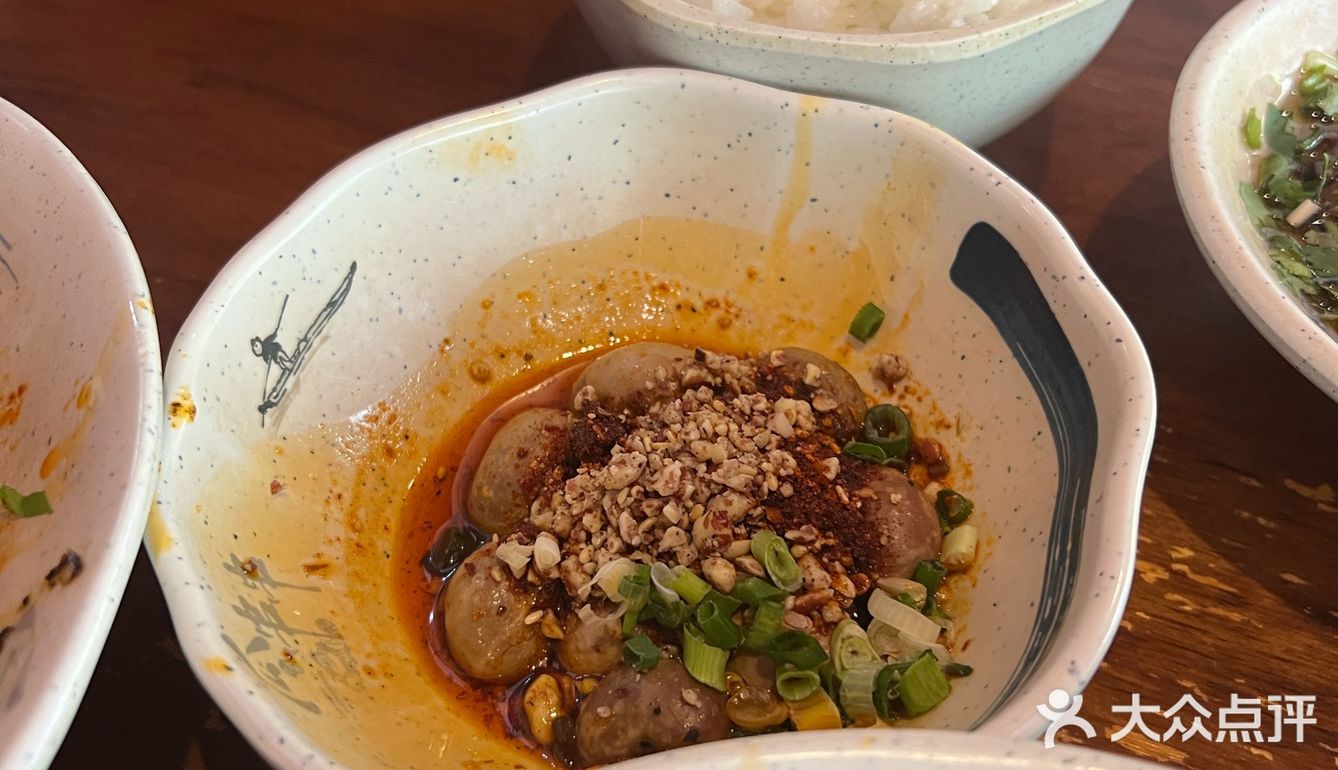 这家串串店的米凉粉还不错～
