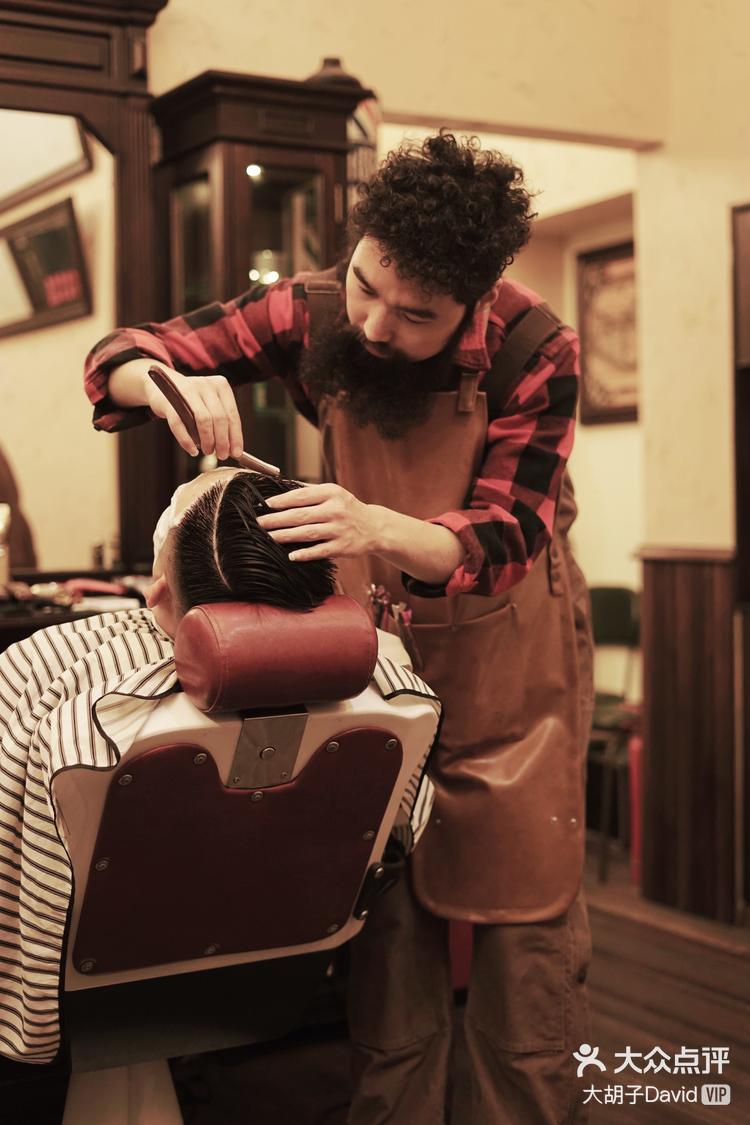 就是这个大胡子老师傅修面理发匠心手艺人