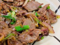 姜葱爆炒黄牛仔肉-银峰农庄·特色烧鸡·鲜无花果浸鸡