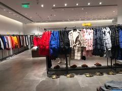 -URBAN REVIVO(高德置地广场·春广场店)