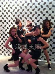 睿睿老师带领学员参加表演-北京龙舞天团流行舞培训