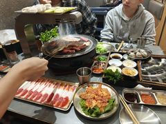 -围炉肉舍•炭烤活鳗•丹东海鲜烤肉(步行街店)