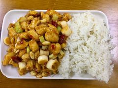 宫保鸡丁盖饭-生活本该如此北京小馆(周庄嘉园店)
