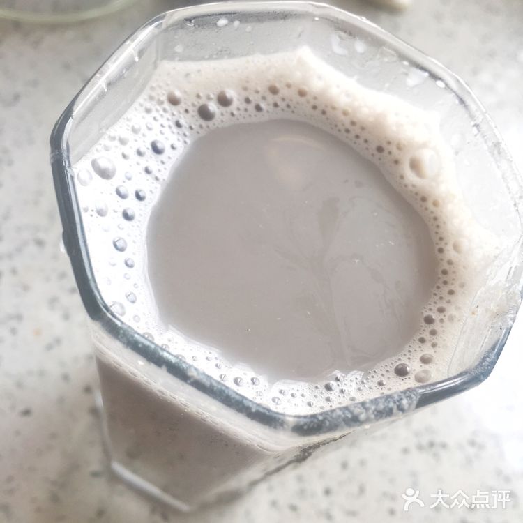 养生黑芝麻黑豆花生红枣豆浆