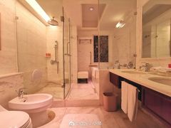 -深圳富苑皇冠假日套房酒店