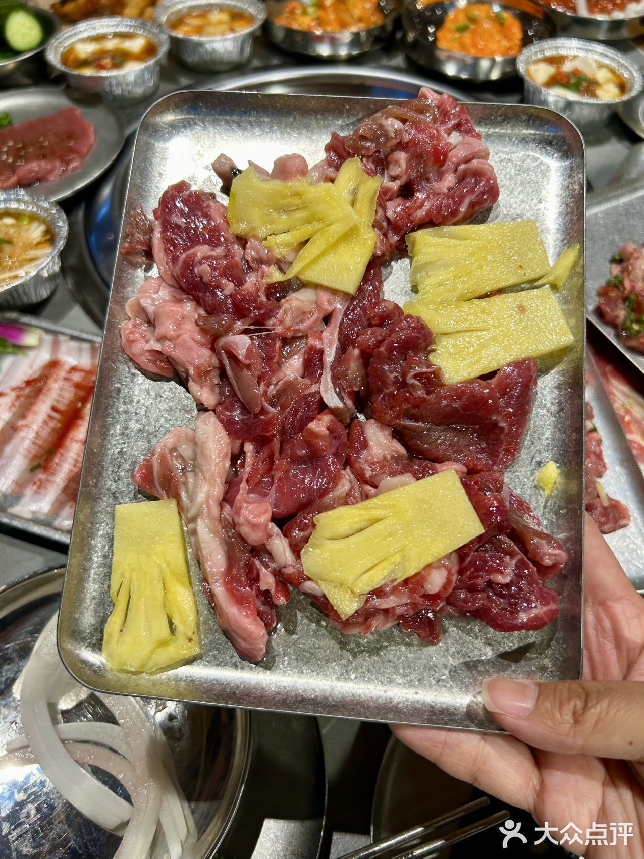 今天找到一家敲奈斯的烤肉自助，他家牛肉是首创熟成牛肉