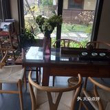同事点的红茶还不错，颜色清透，口感也行