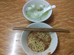 -松树干拌面店