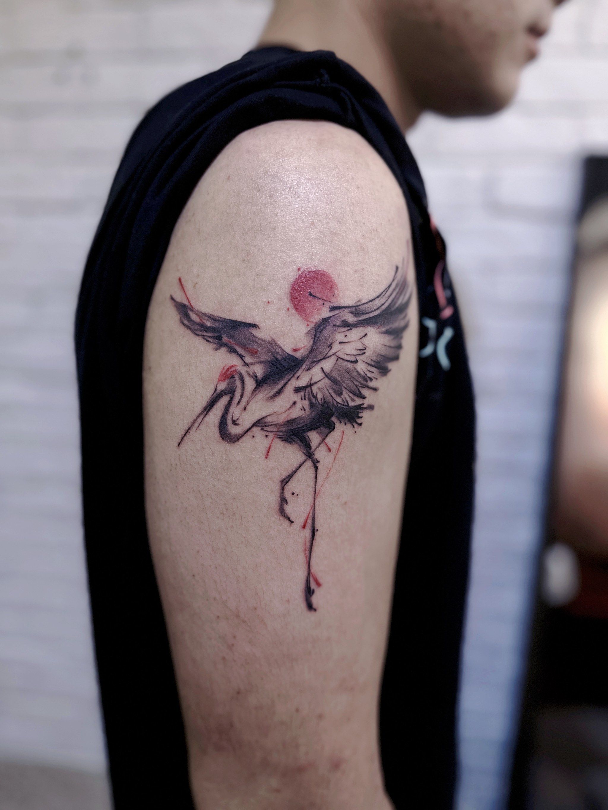 鹤
水墨纹身设计
顶丹宜承日,霜翎不染泥
我是优雅的,我展开双