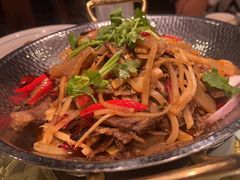 -帅巴人舅母子腊蹄民俗村