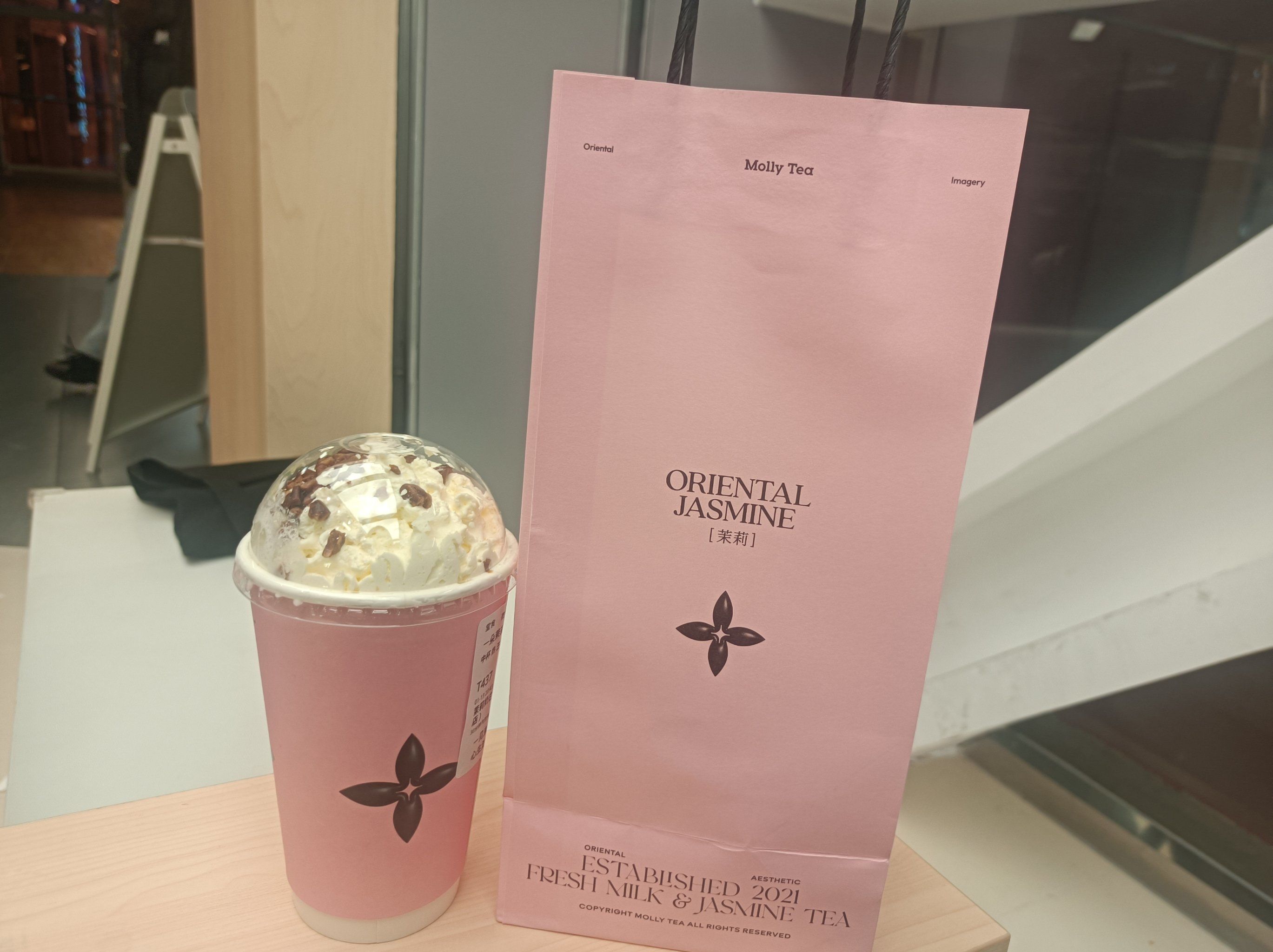 茉莉奶茶的招牌是粉色,真神奇,还蛮好喝的,店内有联名活动好像,两杯送