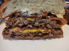 双层牛肉培根汉堡-Magnet磁食(愚园路店)