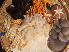 -尚尚仙·酸汤猪手·猪肚鸡火锅(华联万柳购物中心店)