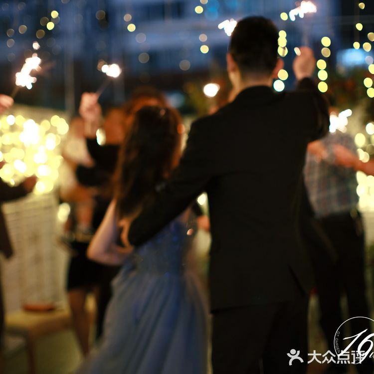 在古特花园迎来了第一场秋季小型婚礼 