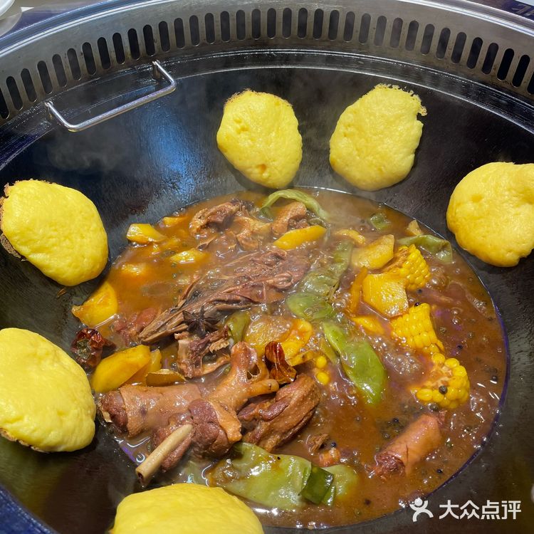 东北菜，铁锅炖，吃了一次还不错。