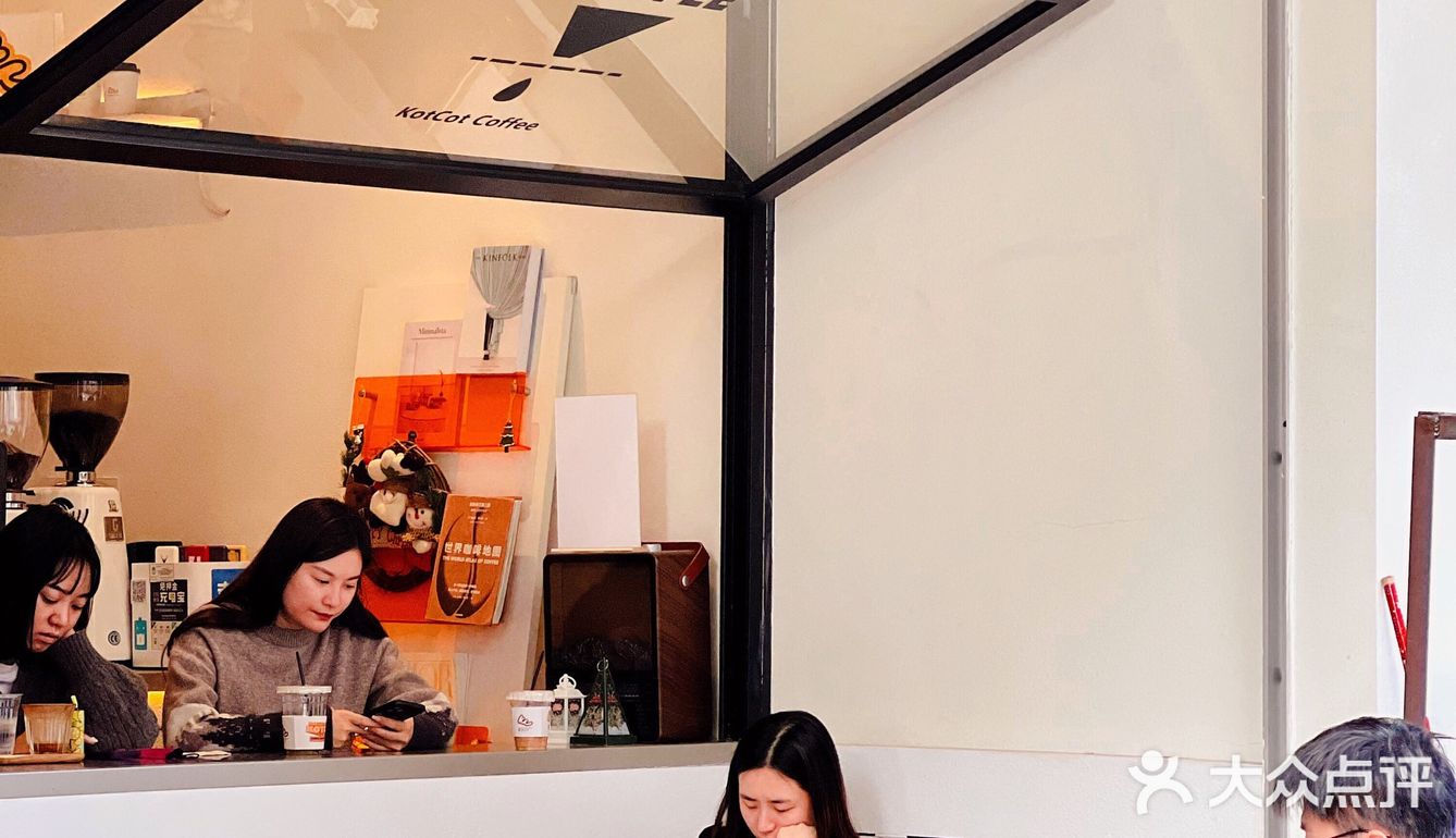 ‼️门前坐满了人晒太阳喝咖啡丨街边的咖啡店