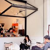 ‼️门前坐满了人晒太阳喝咖啡丨街边的咖啡店