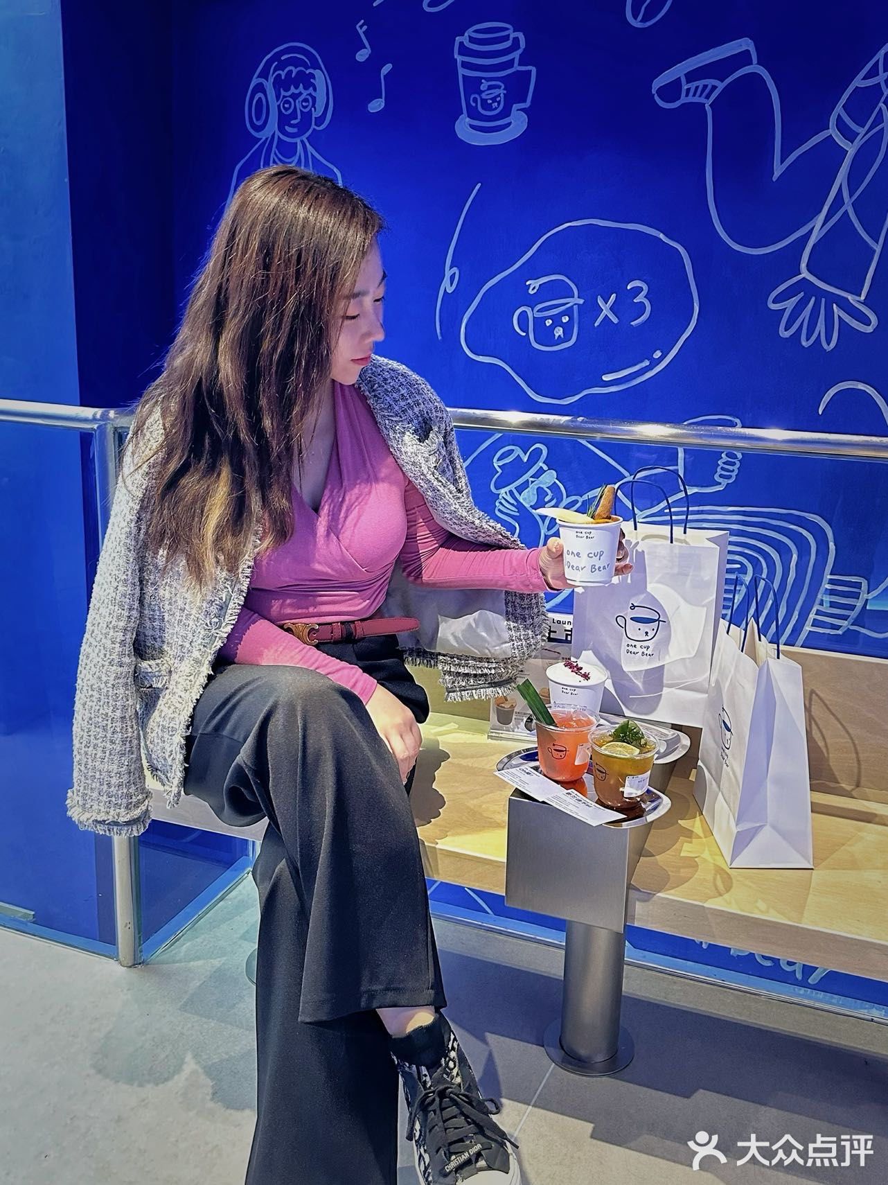 被克莱因蓝色调包围的咖啡馆💙