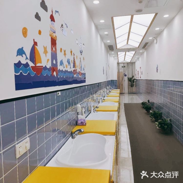 人气超火的游泳馆[礼花]