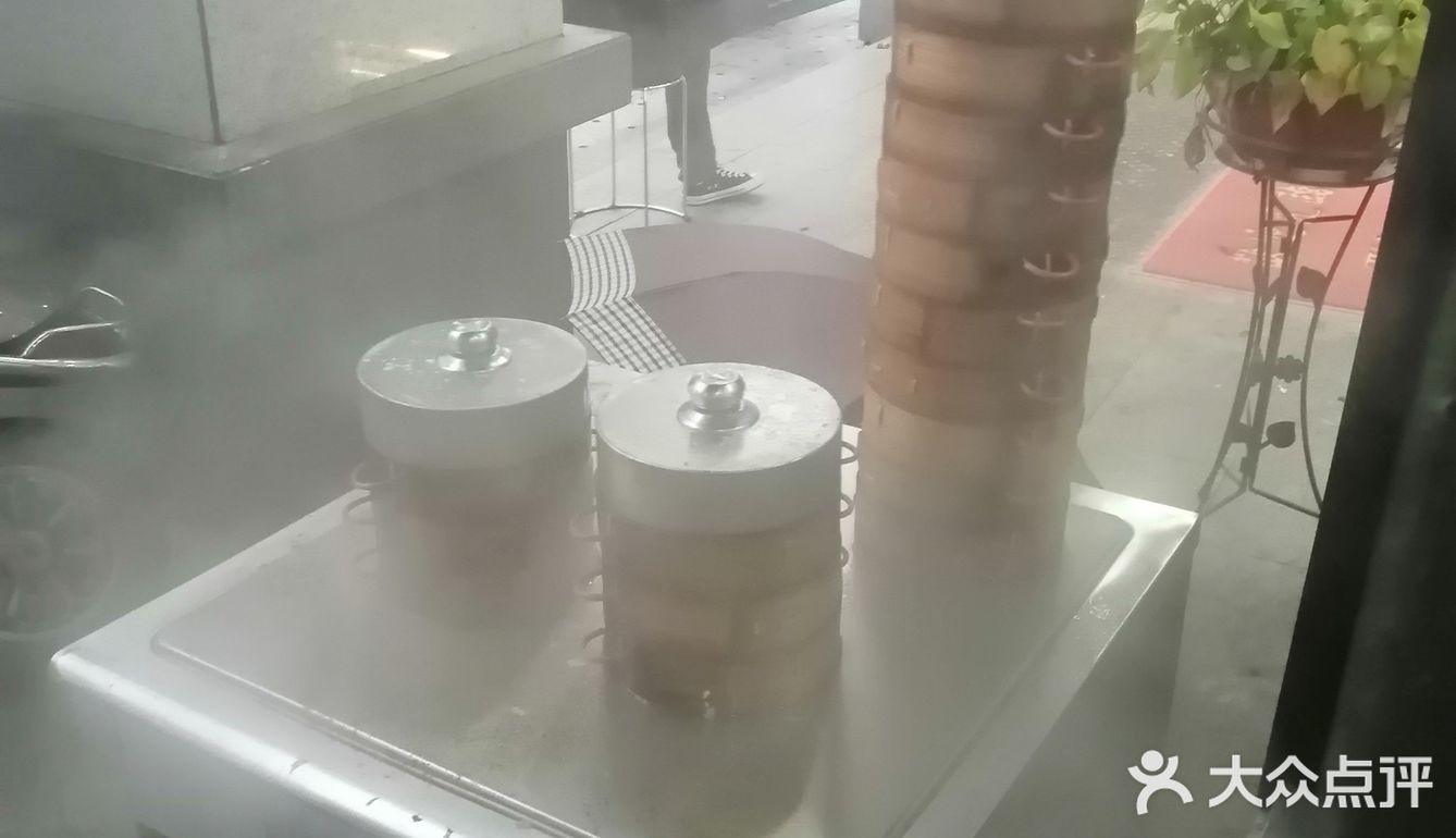 价格也是一样的。个人来说，觉得饺子比小笼包好吃一点