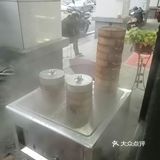 价格也是一样的。个人来说，觉得饺子比小笼包好吃一点