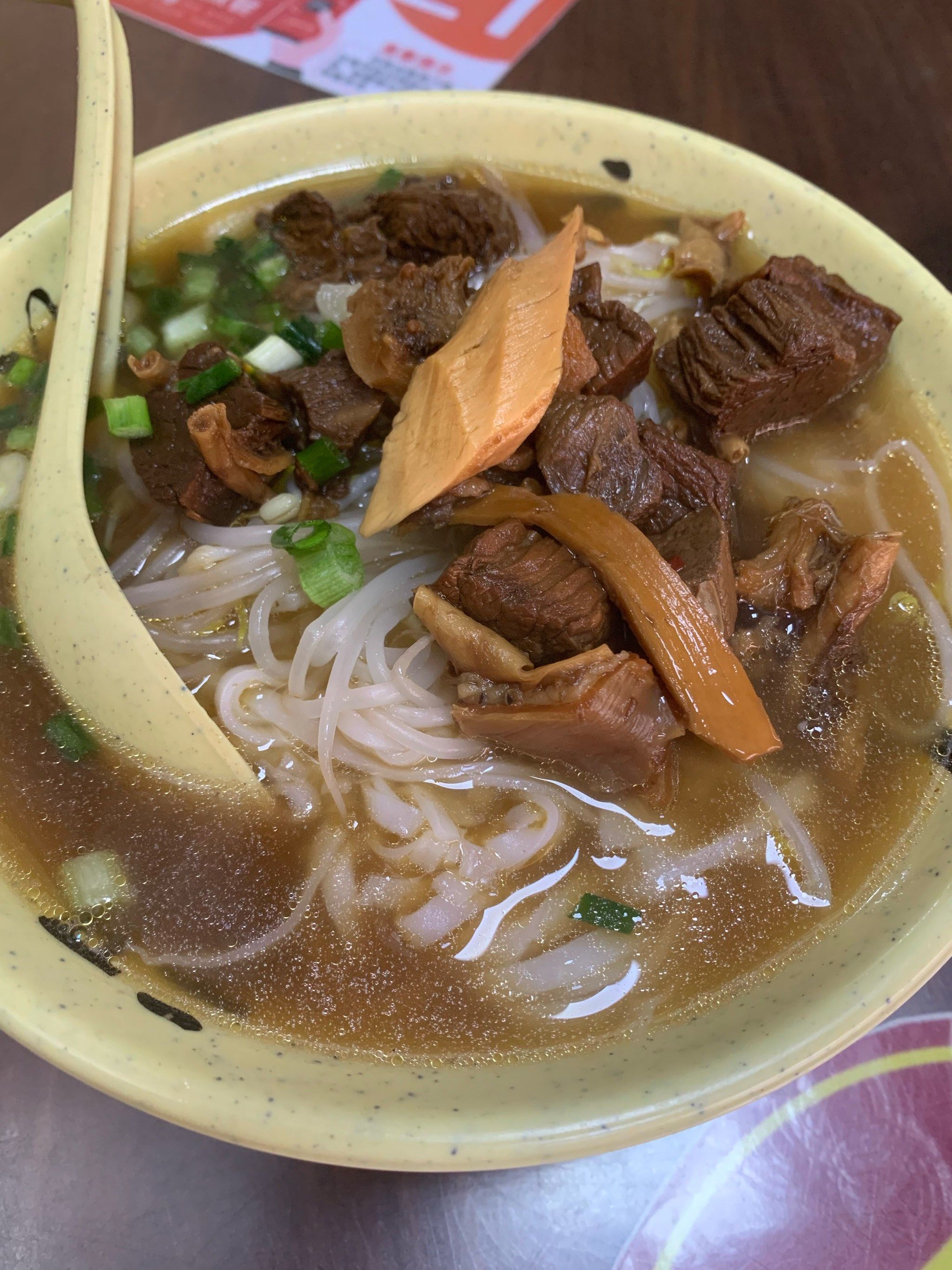 藏在菜市场里的牛腩粉,来吴川必吃