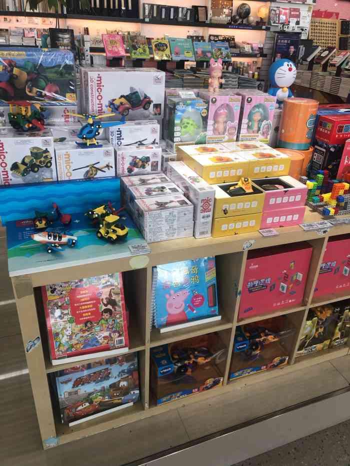 蔚蓝书店坐落于南京禄口机场负一层41号检票口的对面书店是开放式的