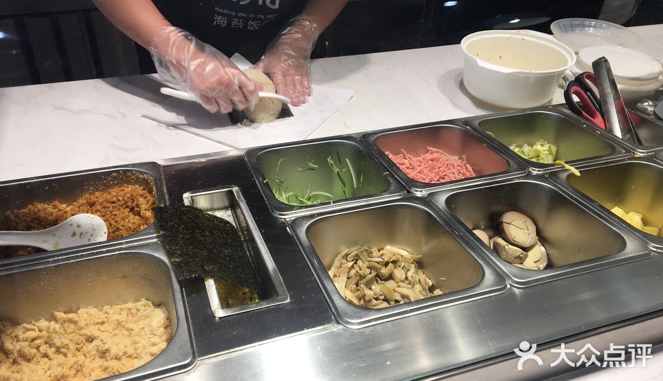 用芝麻、燕麦等五谷做的米浆，虽然小姐姐提醒了会烫口