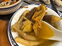 七彩云南汤米线-阿山卓·野生菌火锅·纳西火塘烤肉