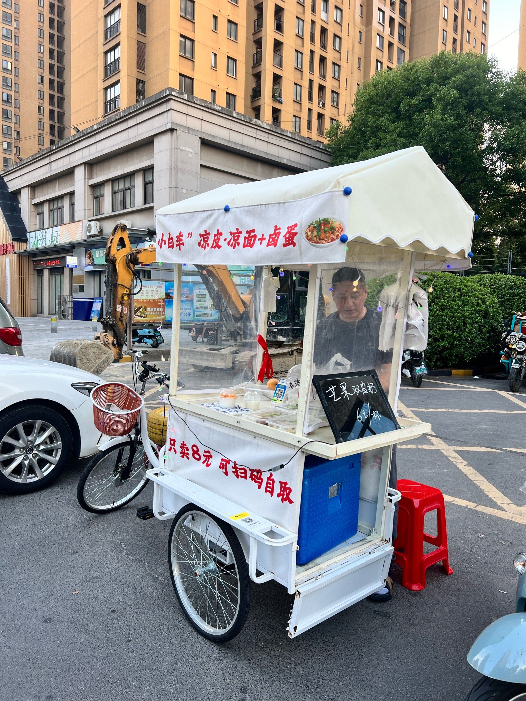 小区门口的自制凉皮!