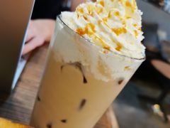 冰椹果焦糖拿铁-漫咖啡(沙龙汇店)