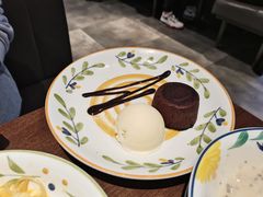 巧克力熔岩蛋糕配香草冰淇淋-萨莉亚意式餐厅(龙阳广场店)