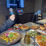 无论是学生党还是上班族，都可以在这里找到适合自己的美食