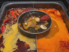 -老牌坊云南鱼豆花火锅(哈西万达店)