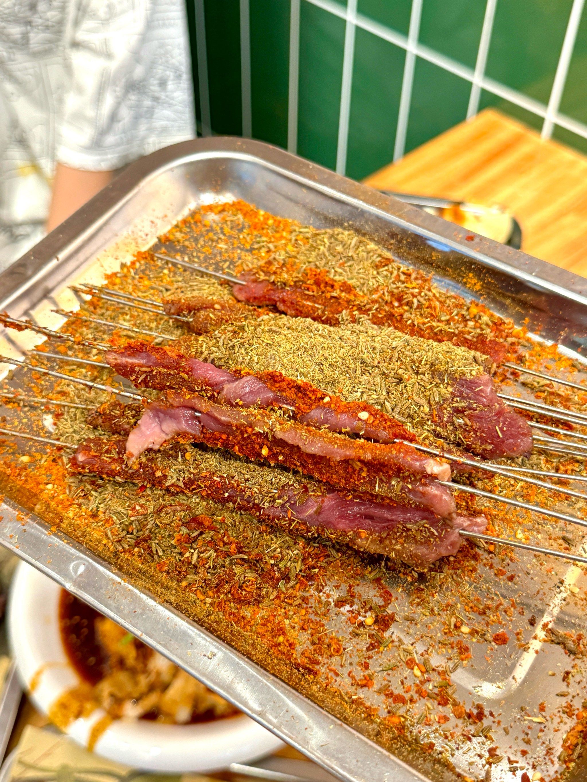 郑州烤肉店也有生牛肉串了?