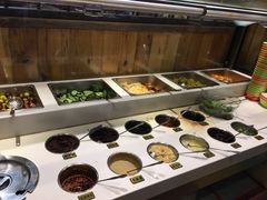 自助调料区-洪氏嗨捞·广东猪肚鸡·椰子鸡火锅(西咸万象城店)