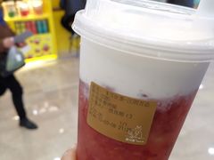 手舂草莓奶缇-%百分茶(江阴万达店)