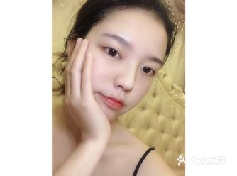 眼睛正在慢慢恢复中，而且双眼皮术后的疤痕也明显变淡了