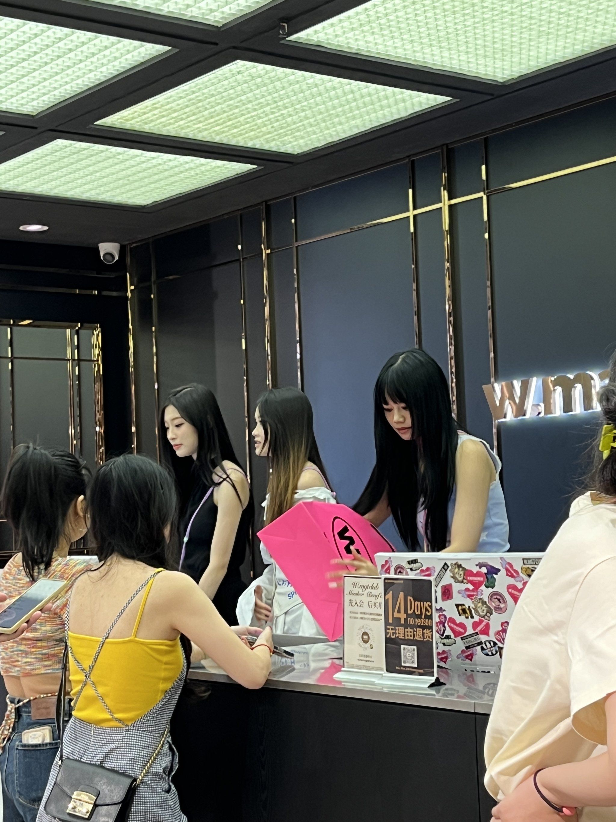 来商场看美女小姐姐