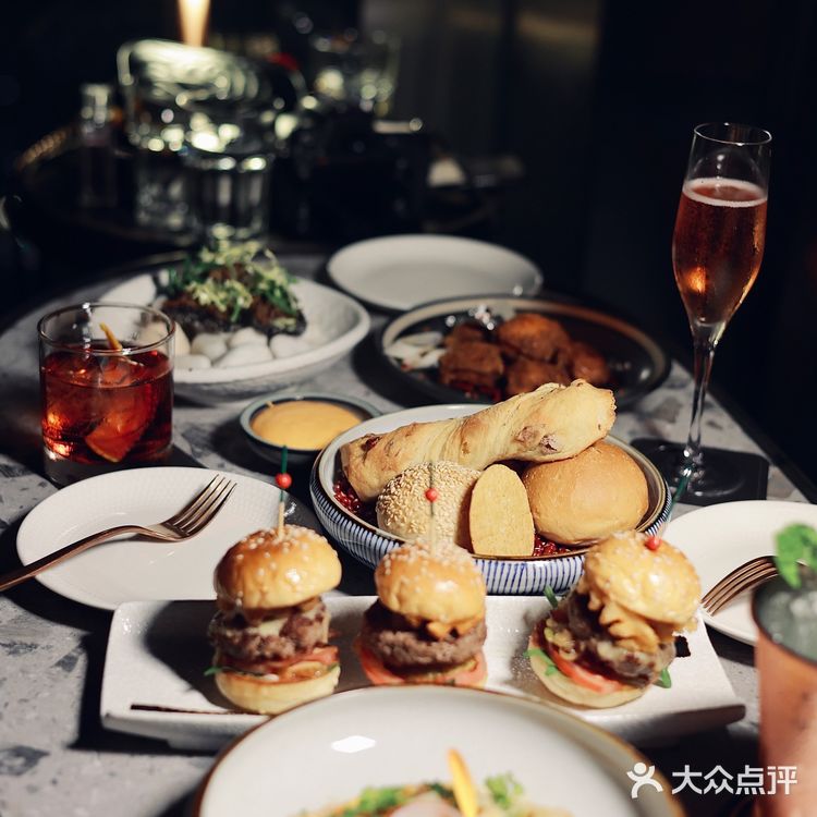 重庆探店｜一起去氛围感拉满高空酒吧吹吹秋天的风吧🌃