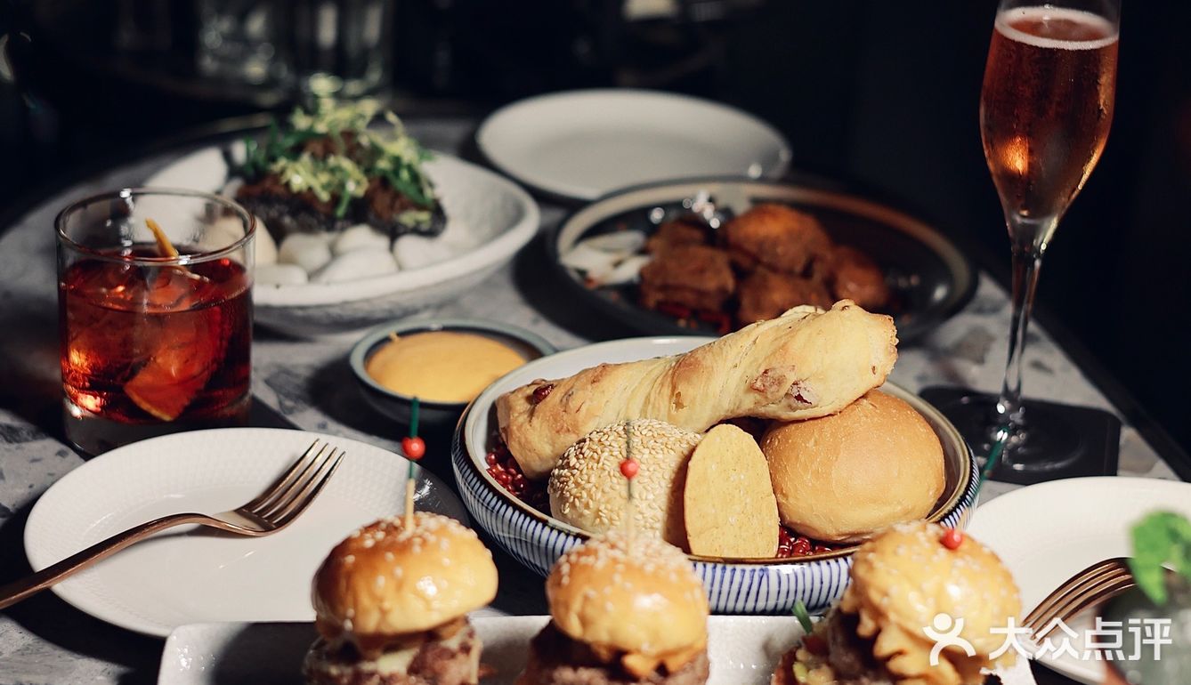 重庆探店｜一起去氛围感拉满高空酒吧吹吹秋天的风吧🌃