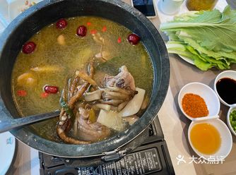 在索松村到处都是石锅鸡和石锅牦牛肉，在小红书上看到有