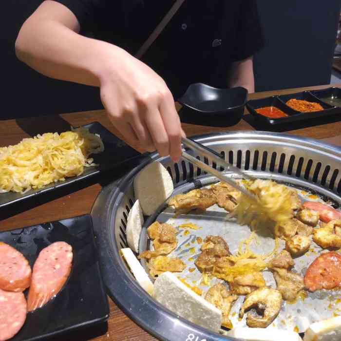 雅莉家烤肉馆(新城市广场店)-"[薄荷]环境:在一个小巷子里面,门面不.