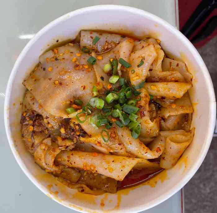 快哈特制烤米皮(鸿通城店)-"[难过]位置在27路小吃街 从入口进去大.