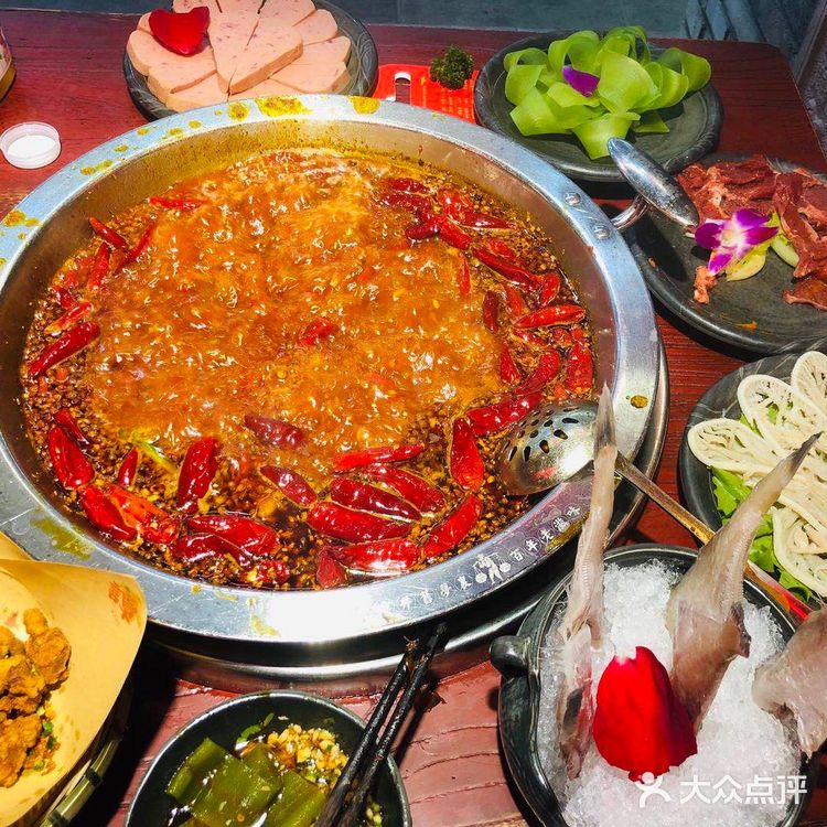 神仙美味;成都火锅更辣一些，麻和香味都给辣让步了