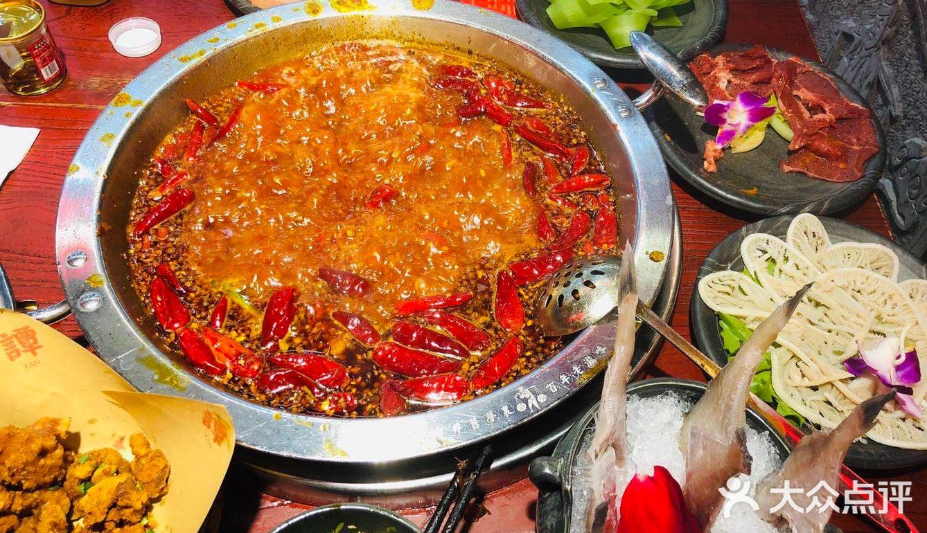 神仙美味;成都火锅更辣一些，麻和香味都给辣让步了