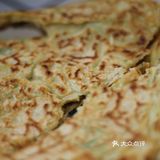 煎饼的做法很简单，但简单又好吃，比手抓饼的油更少